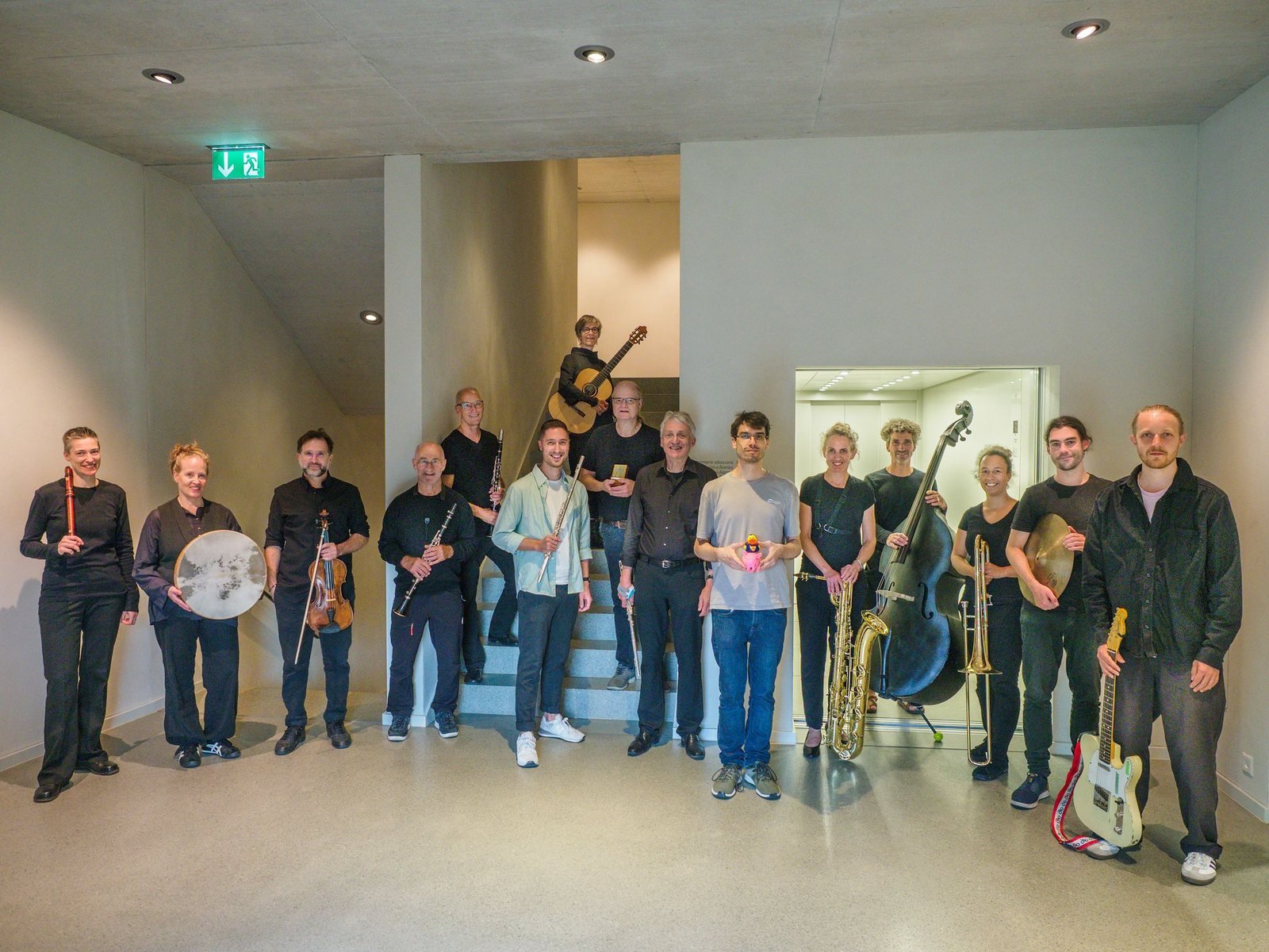 The GONG-Improvisationsorchester with their instruments in the entrance hall of the Stadtmuseum Aarau