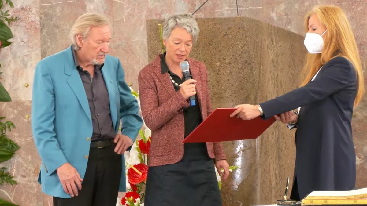 Klaus Theweleit receiving the Theodor W. Adorno Prize certificate in the Paulskirche