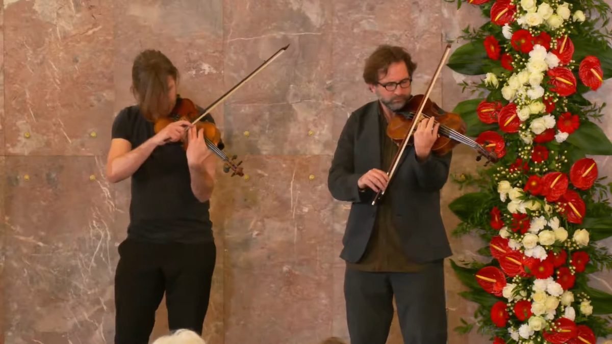 Two string players during the opening improvisation