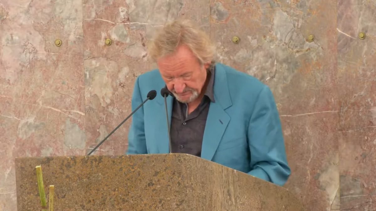 Klaus Theweleit giving his acceptance speech at the lectern