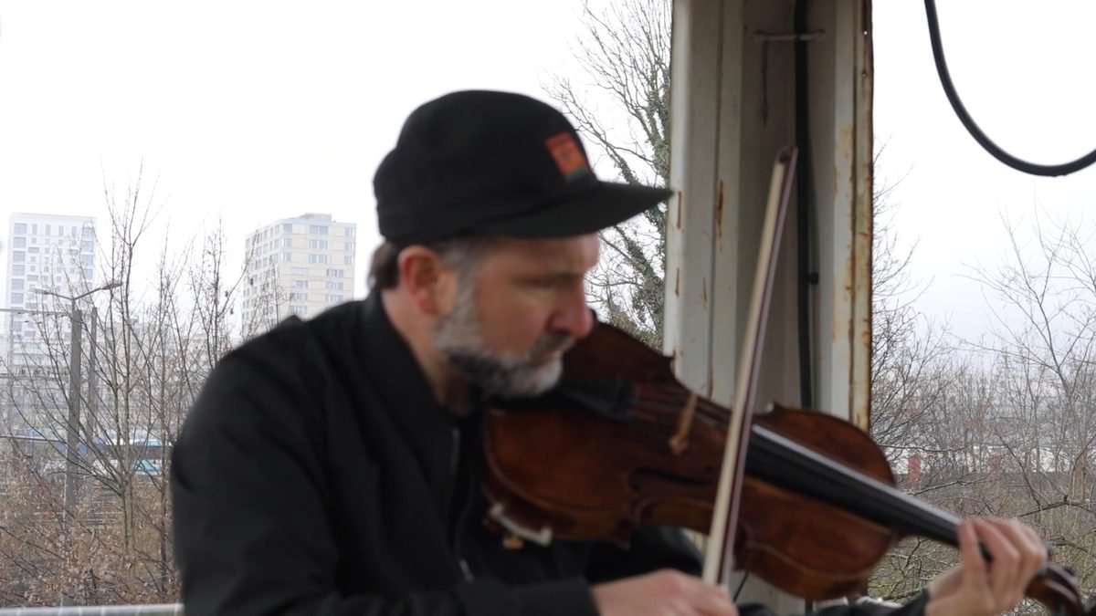Close-up of Diego Kohn playing viola