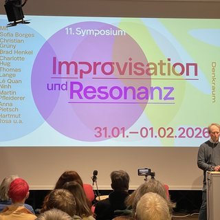 Diego Kohn speaking at the symposium Improvisation und Resonanz, Exploratorium Berlin